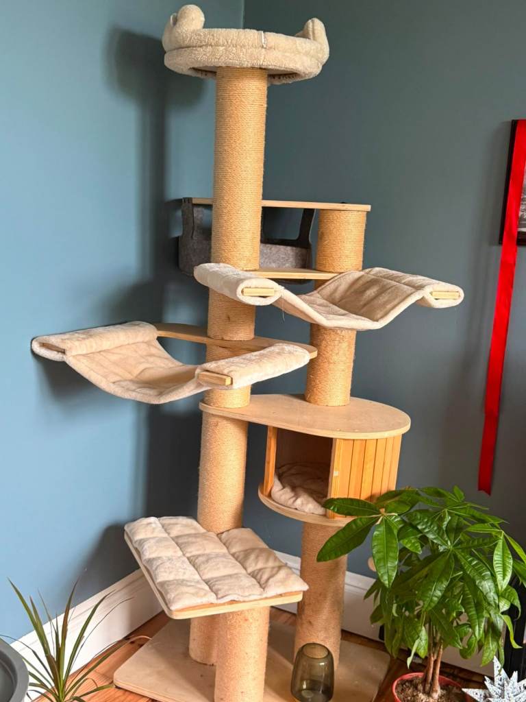 6.5ft large cat tree lightly used - RRP £175