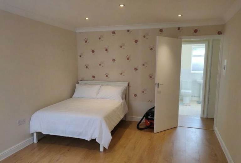 GROUND FLOOR STUDIO WITH PARKING | New Malden | Direct to Waterloo 🚆