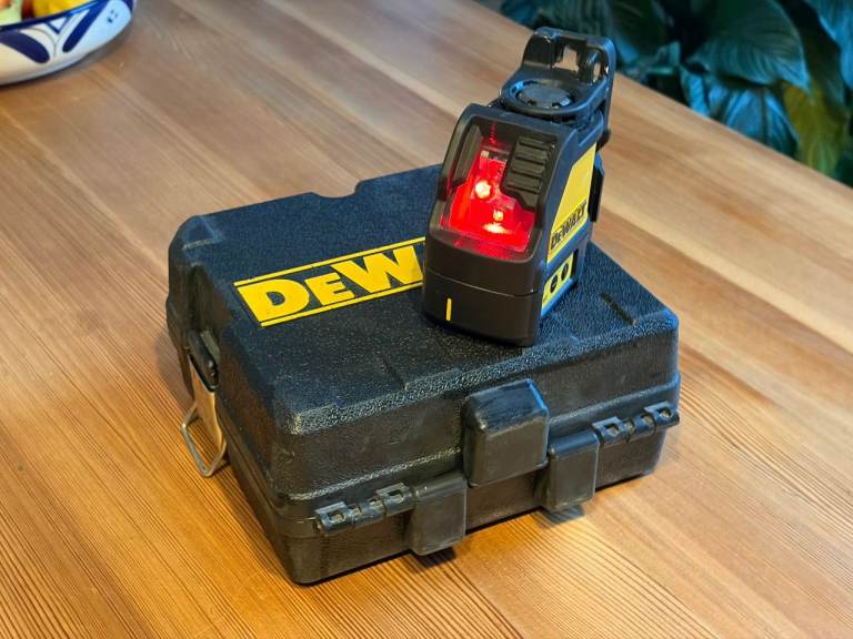DeWalt DW088 Self Levelling Cross Line Laser High precision