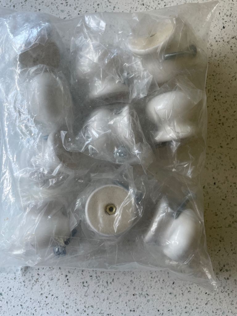 Ceramic door knobs x 10 - white