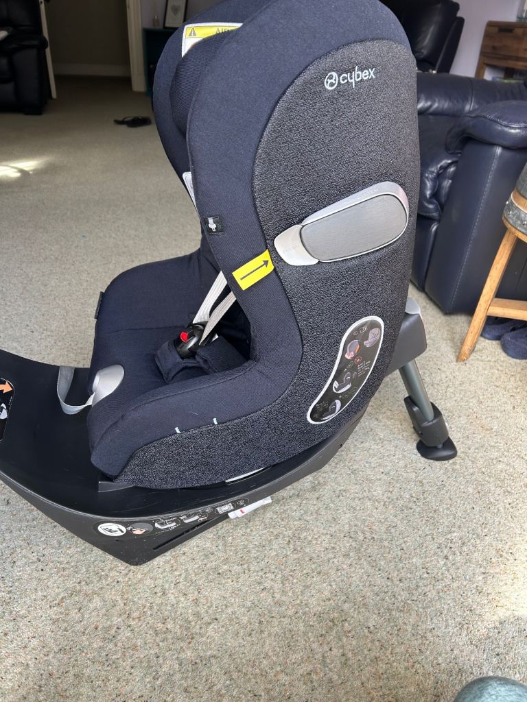 Cybex Sirona Z i-size 360 rotating car seat and Z 360 rotating isofix base