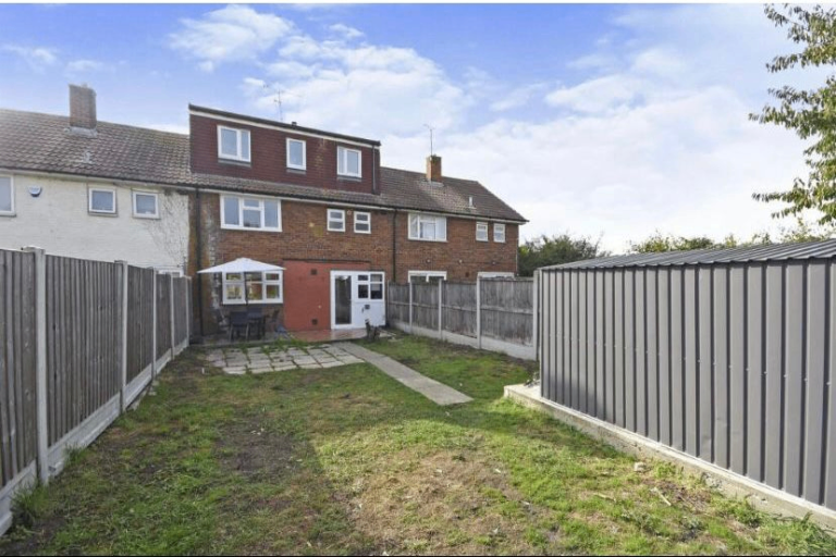 Spacious & Cosy double room for Rent SS14 1QA