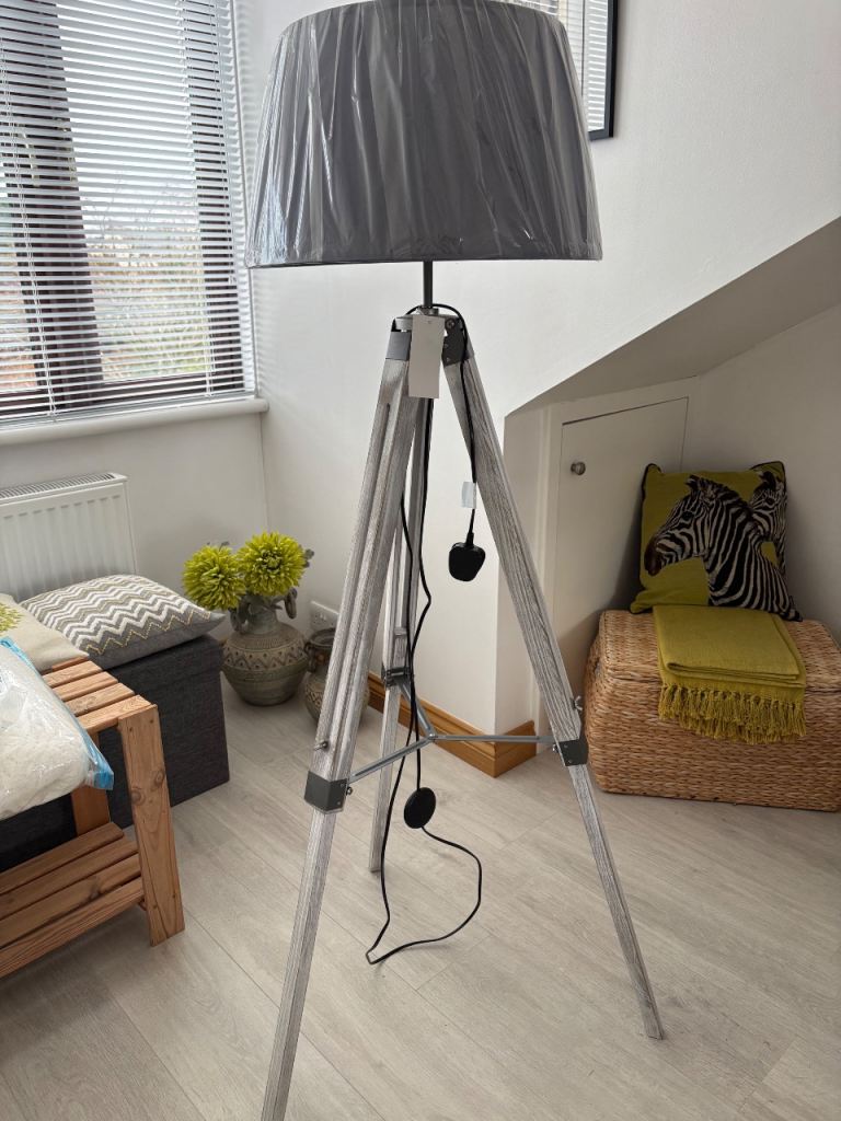 Wooden adjustable tripod floor lamp NEW