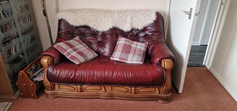 Italian style sofa 2+2 seaters and puffy