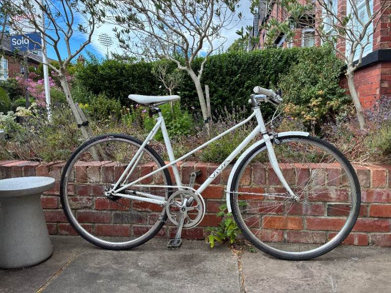 Viva Bellissimo White Ladies City Bike – Good Condition