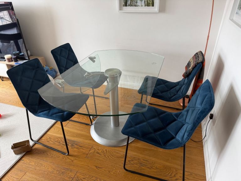 Modern glass pedestal dining table – extending round – solid heavy base