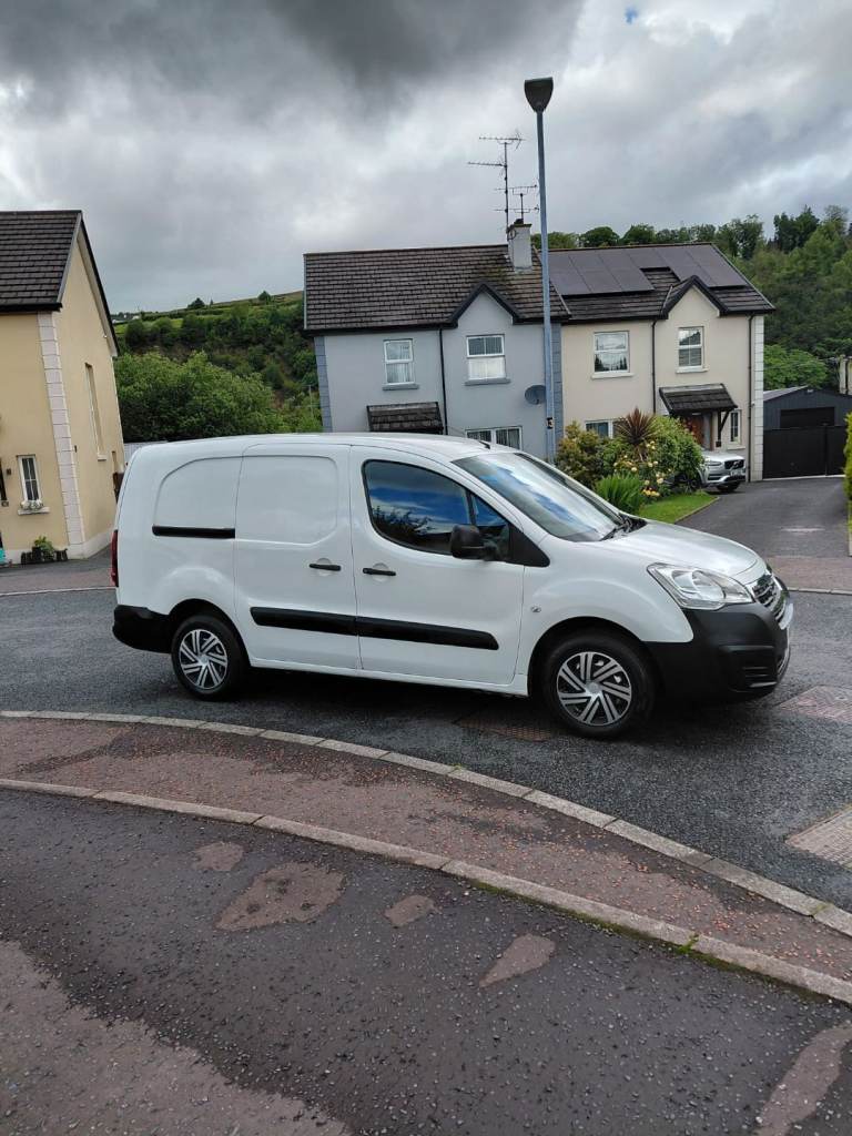 2017 Peugeot partner 1.6 hdi 5 seater crewcab
