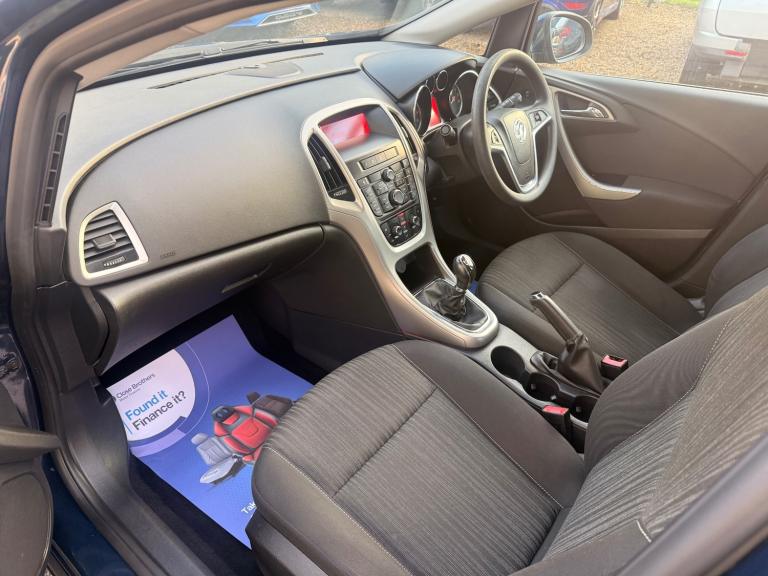 2012 Vauxhall Astra 1.6 Exclusiv Blue 5 Door Low Insurance Group Isofix Aux In