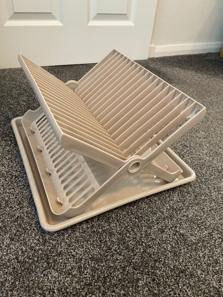 Folding dish drainer with tray