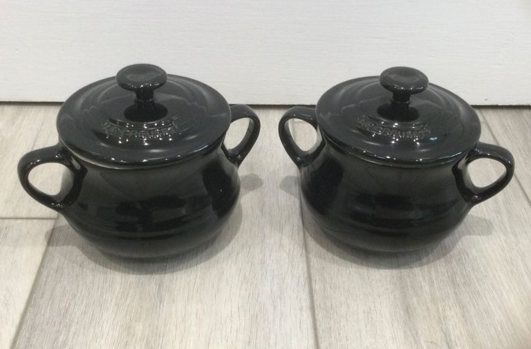Le Creuset 2 x Lidded Soup Bowls Bean Pots Cauldron shaped Black excellent condition 