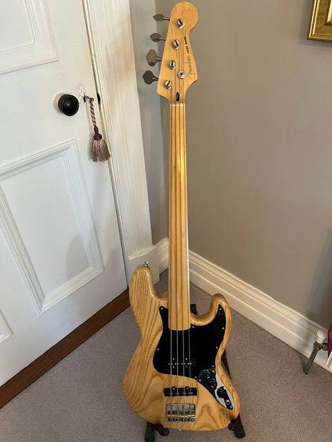 Fretless jazz bass