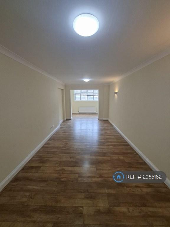 2 bedroom flat in The Masons, Gerrards Cross, SL9 (2 bed) (#2965182)