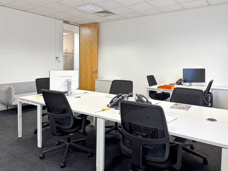 Belfast - BT2 8LA \ Spacious Office for Up to 15 Workstations