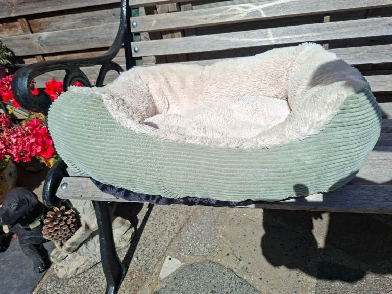 Plush soft Luxury Dogs bed in Green/Cream