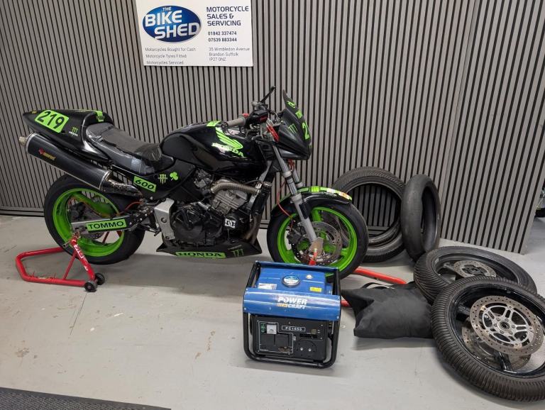 Honda hornet 600 1999  Tyre warmers, paddock stands. Generator  Spare wheels wet