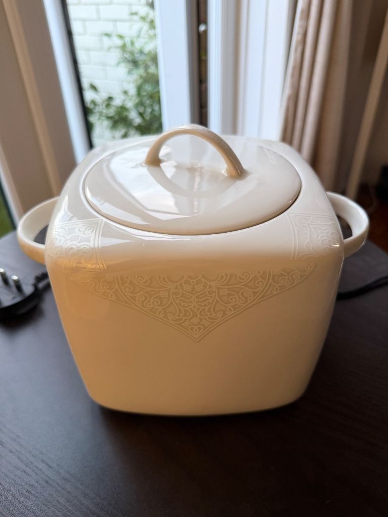 Porcelain soup pot