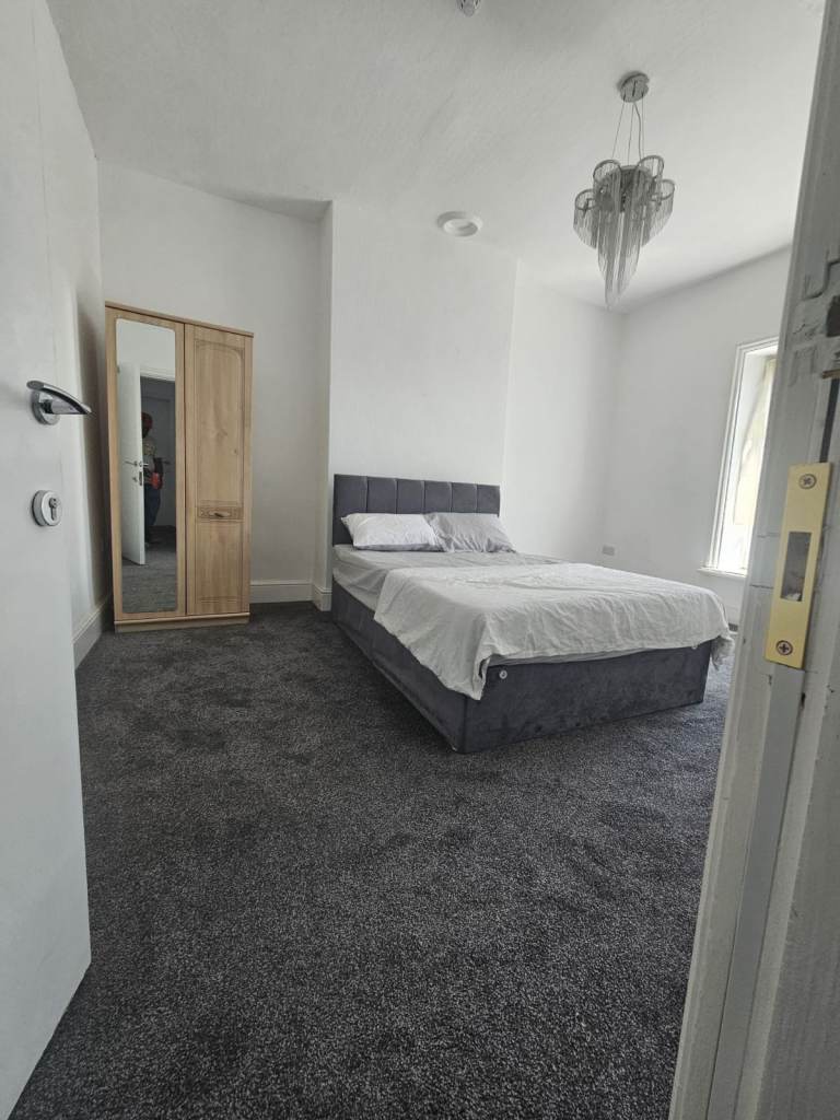 Spacious and big double room available in OL10 2PN