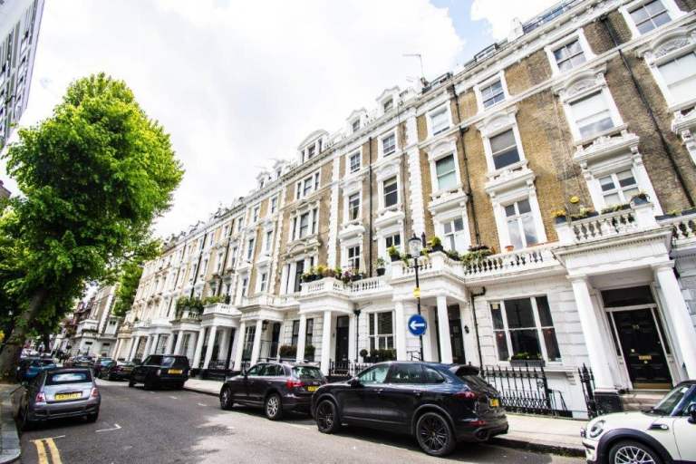 A delightful mezzanine studio apartment for rent in Linden Gardens, Notting Hill, W2-Ref: 602