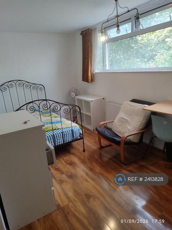Studio flat in Steele Road, London, N17 (#2413828)