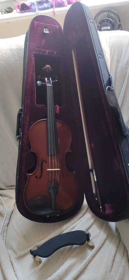 Alfred Stingl by Hofner 1/2 size violin for ages 6 to 9 year olds with a case bow and shoulder rest