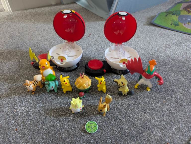 Pokémon Battle Set with Pokeballs and Figures – Good Condition