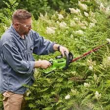 Electric hedge trimmer