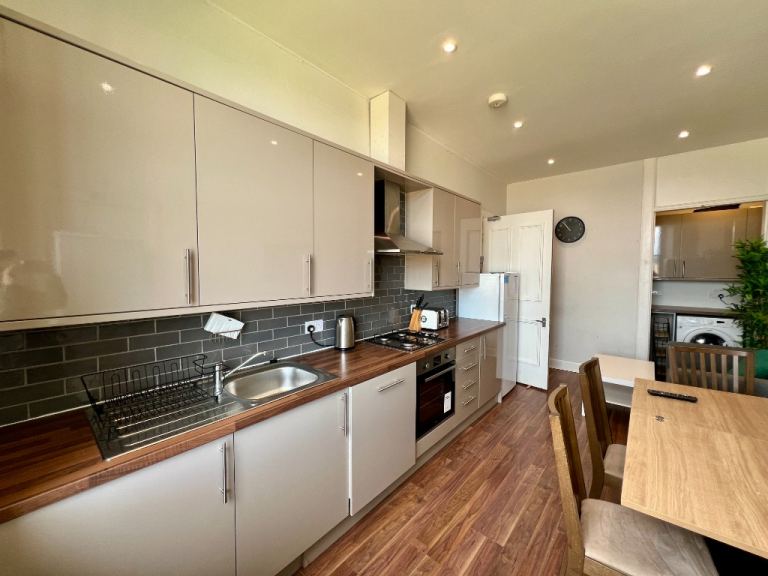 5 bedroom flat in Thirlestane Road, Marchmont, Edinburgh, EH9 1AS