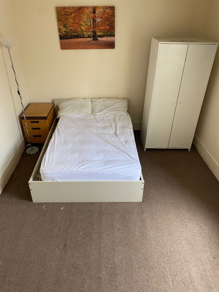 Large double room in shared house