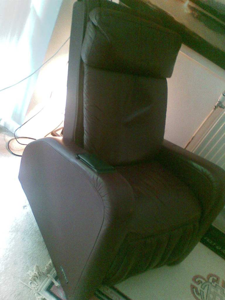 Real Bargain Keyton EW22 Massage Chair neck supprt, in Oxblood Very Good condition.