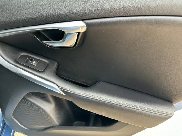 2016 Volvo V40 2.0 D2 R-Design Nav Hatchback 5dr Diesel Manual Euro 6 (s/s) (120 ps) Hatchback Di...