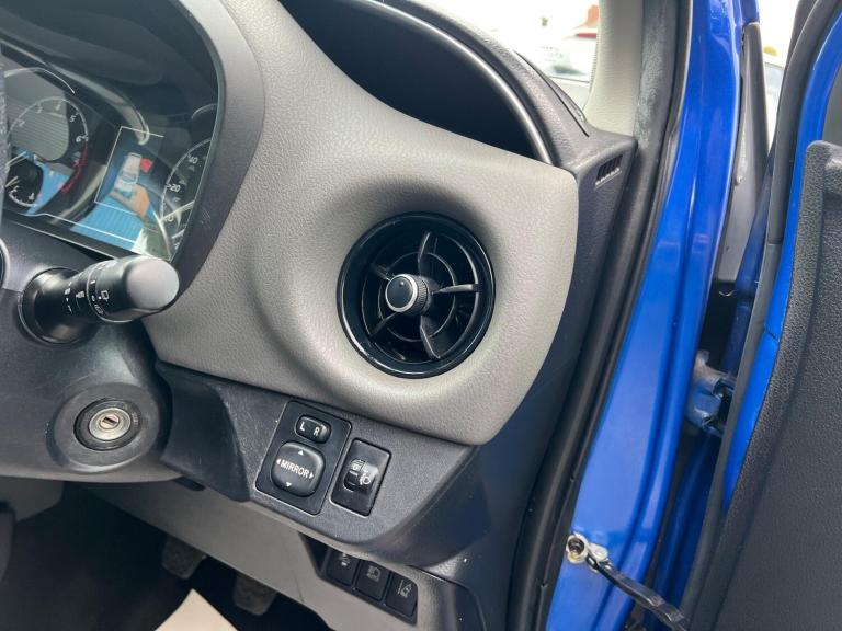 2017 Toyota Yaris 1.5 VVT-i Icon Tech Euro 6 5dr HATCHBACK Petrol Manual