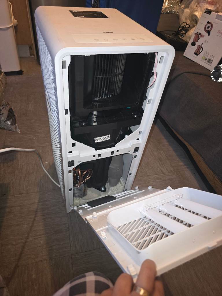 White Tower Fan / Air Purifier - Damaged Casing