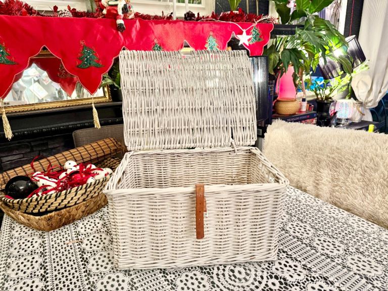 Vintage white willow hamper basket 41x30.5x22cm one hinge missing leather buckle , used