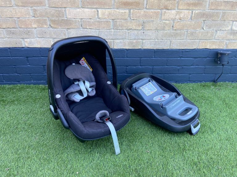 Maxi cosi pebble and iso fix base £25