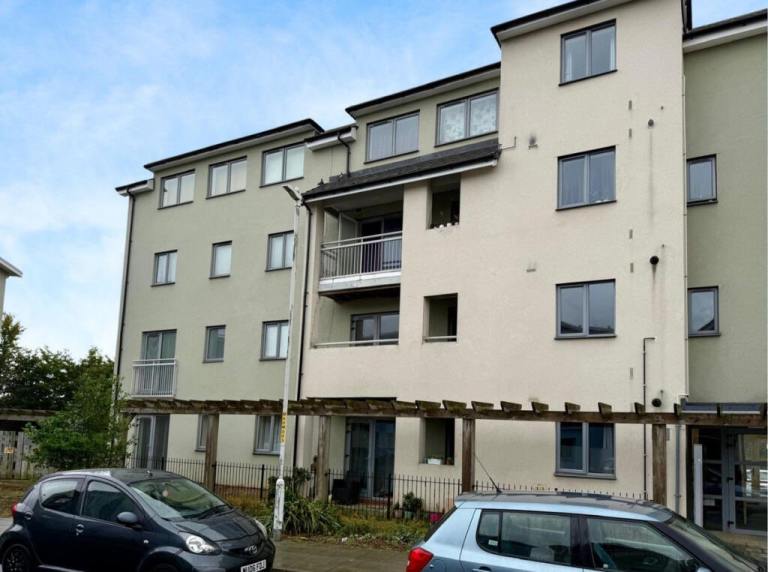 Entire 2 bedroom flat with en-suite bathroom