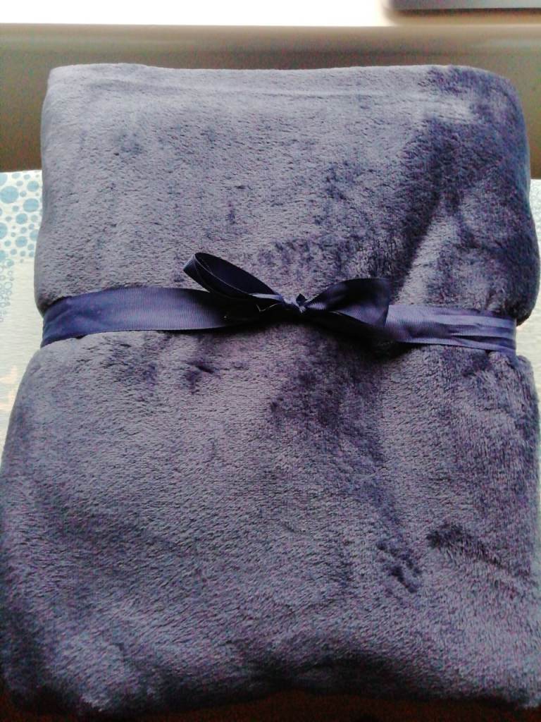 DARK BLUE FLEECY THROW 