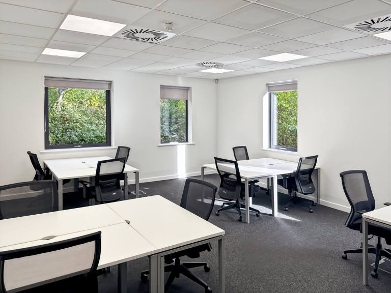 Taunton - TA1 2PX \ Ready-to-Use Office Space with 5 Desks