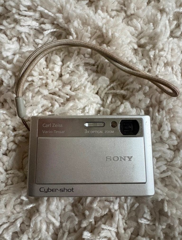 Sony Cyber-shot DSC T20 Digital Camera - Good Condition, with Charger