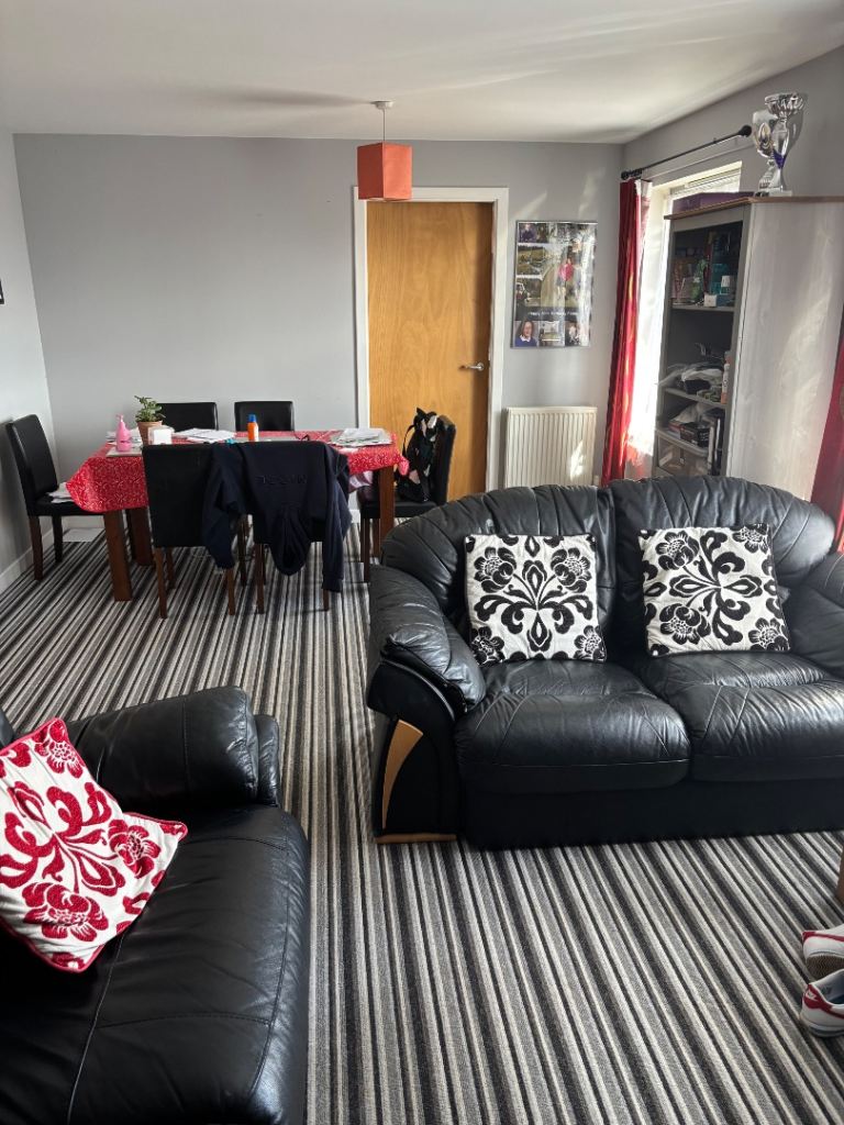 Lovely large single room, includes all bills