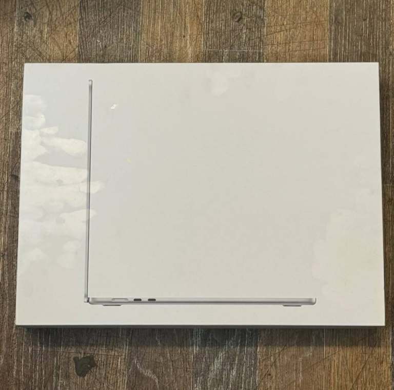 APPLE MACBOOK AIR 15 INCH M4 CHIP 16GB RAM 256GB SSD BRAND NEW SEALED APPLE WARRANTY AND RECEIPT
