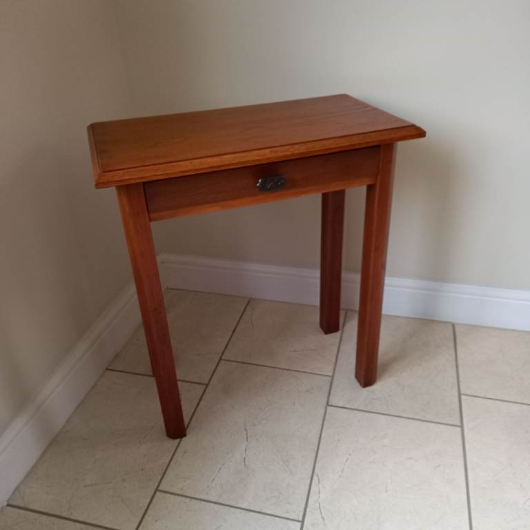 SMALL SOLID OAK TABLE IN IMMACULATE CONDITION
