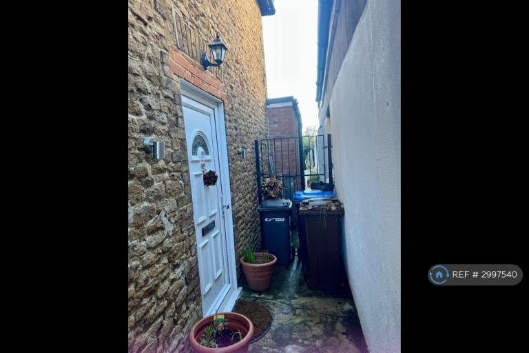 2 bedroom house in Victory Road, Chertsey, KT16 (2 bed) (#2997540)