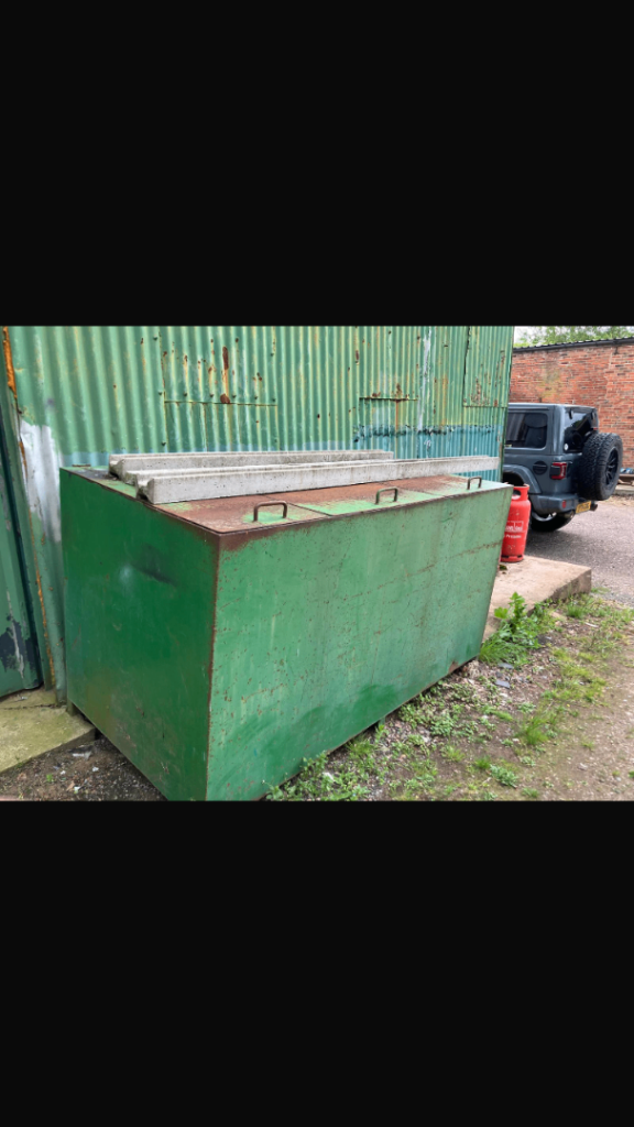 Cattle/equine feed storage unit
