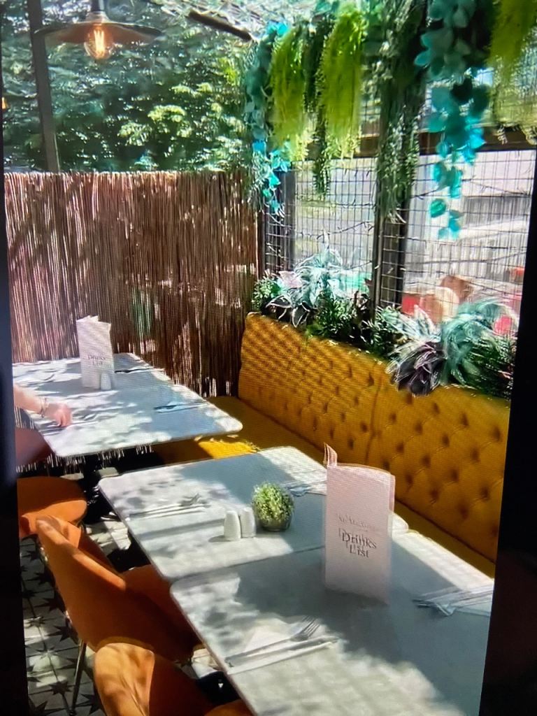 Restaurant seating 