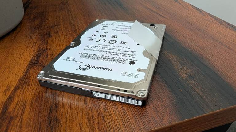 Seagate 320gb hard drive HDD taken from a macbook pro but can be used on a pc laptop too , Sata 2.5.