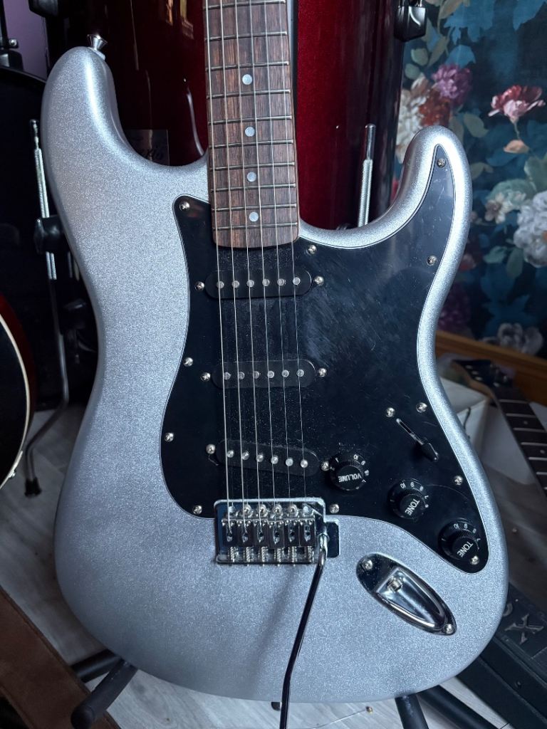 Silver Squier Sonic Stratocaster – Upgraded Pickups