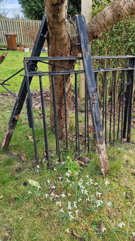 Iran cast drive way gate incl. iron poles