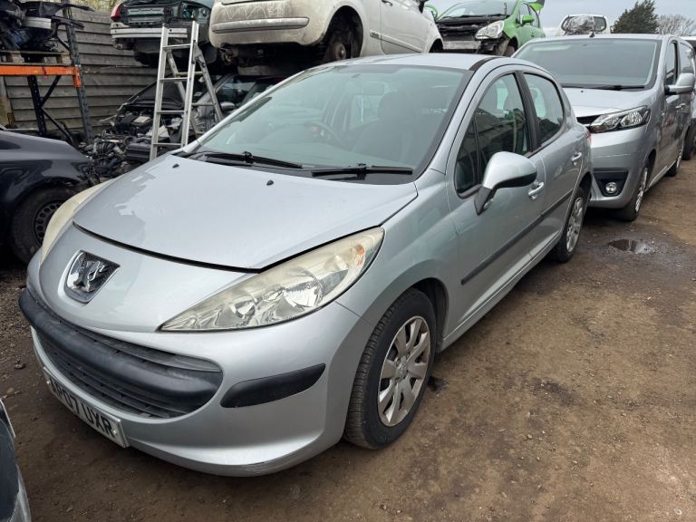 Peugeot 207 1.6 2008 silver BREAKING FOR PARTS 