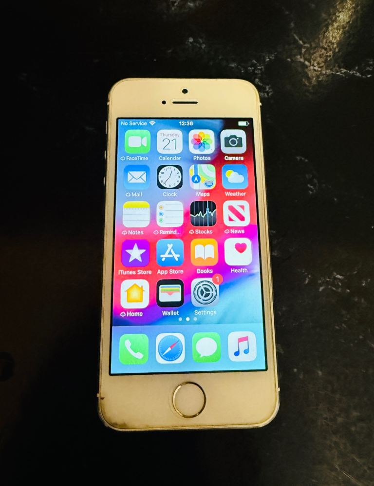 Apple iPhone 5S 16GB Silver Unlocked 