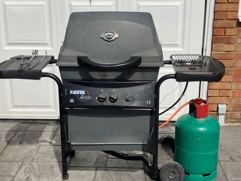 Gas BBQ double burner with gas cannister